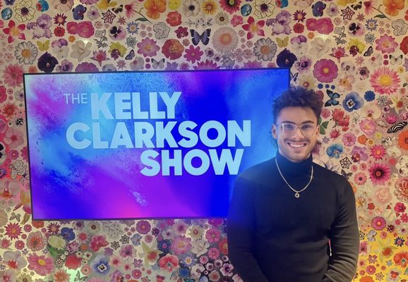 Kelly Clarkson Show - Drew McClain is a celebrity psychic medium, documented for his astonishing accurate predictions! Based in Manhattan, Drew reads for clients in over 24 countries with a variety of backgrounds including celebrities, doctors, lawyers, psychiatrist, engineers, politicians, and business owners. His readings have been documented as transformative; reuniting families, facilitating healing, and providing guidance for relationships to career opportunities. Kelly Clarkson Show - Drew McClain is a celebrity psychic medium, documented for his astonishing accurate predictions! Based in Manhattan, Drew reads for clients in over 24 countries with a variety of backgrounds including celebrities, doctors, lawyers, psychiatrist, engineers, politicians, and business owners. His readings have been documented as transformative; reuniting families, facilitating healing, and providing guidance for relationships to career opportunities.