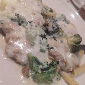 Palermo's 95th - Chicken alfredo with broccoli - Italian Near Me - Oak Lawn, Illinois Palermo's 95th - Chicken alfredo with broccoli - Italian Near Me - Oak Lawn, Illinois