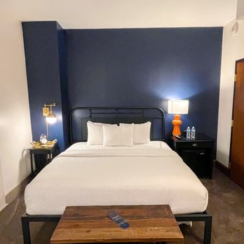 Celeste St. Paul Hotel + Bar - King size bed - Hotels Near Me - Saint Paul, Minnesota Celeste St. Paul Hotel + Bar - King size bed - Hotels Near Me - Saint Paul, Minnesota