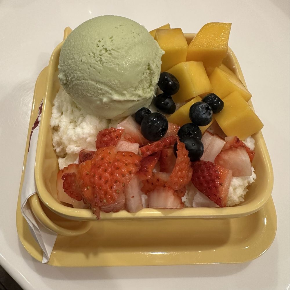 Mix Fruits Vanilla Frost with matcha ice cream Mix Fruits Vanilla Frost with matcha ice cream