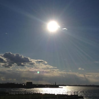 Brooklyn Heights Promenade - Nice ray of sunshine and a view of the statue of liberty - Parks Near Me - Brooklyn, New York Brooklyn Heights Promenade - Nice ray of sunshine and a view of the statue of liberty - Parks Near Me - Brooklyn, New York