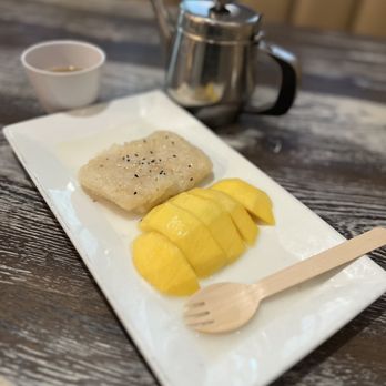 Moo Dang - Sticky rice with mango - Thai Near Me - Reno, Nevada