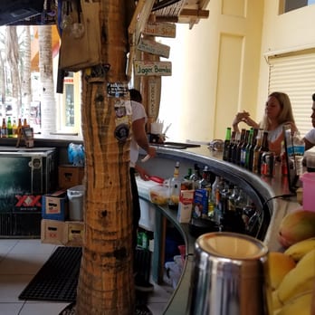 Uno Mas - Fresh pineapple being added to the Pina Colada - Cocktail Bars Near Me - Cabo San Lucas, BCS