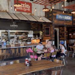 Lizzie's Memphis Style Barbecue - Ambiance