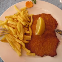 Im Tannenhof - Schnitzel Wiener Art (doesn't come sauce, but with lemon)