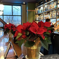 Cynara Restaurant & Lounge - Christmas season in the bar.