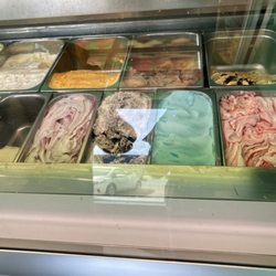 Lingan Cream House - Ice cream selection