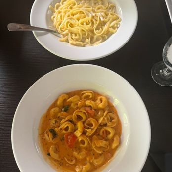 Mama Mia's - Fettuccine Alfredo and Tortellini Pomodoro - Italian Near Me - Gilroy, California