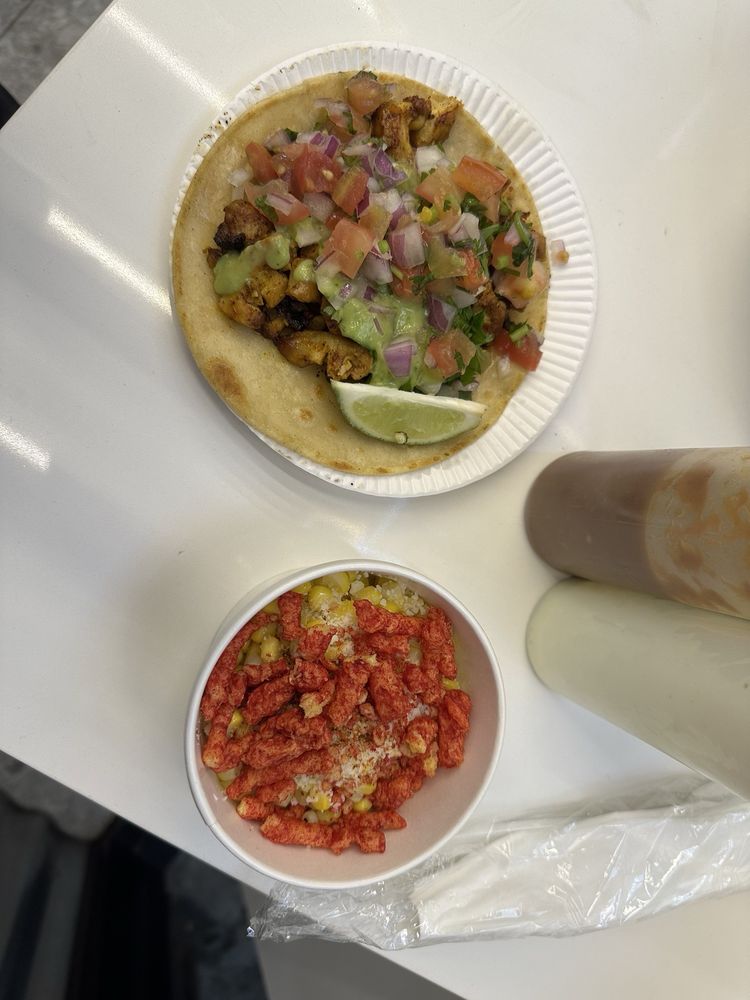 Food from Los Tacos Hermanos