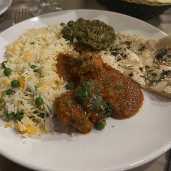 India Palace - Saffron Rice, Saag Paneer, Red Curry Chicken,!and Garlic Naan---all excellent! - Indian Near Me - Santa Fe, New Mexico