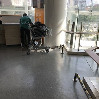 宜家家居 - Cleaning crewmember at IKEA using what's supposed to be customer-use shopping cart to transport garbages! - Furniture Stores Near Me - Hong Kong, HK