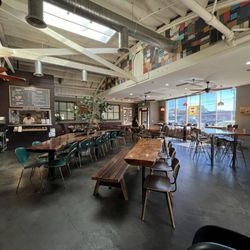 Bookie's Pizza - Inside is spacious