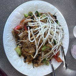 Mali Thai Cuisine - Pad kee mao with chicken