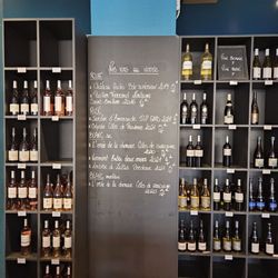 L'Orient - Lots of wine choices