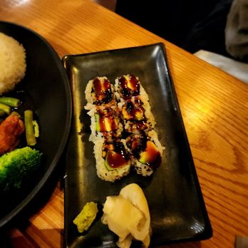 Momokawa - Eel avocado roll - Japanese Near Me - New York, New York
