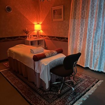 カール・ラーソンThe Resting Place in the Parlour Rapunzel'z Hair Creations | York PA