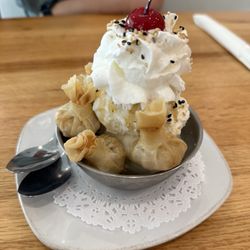 Bangkok Square - Fried banana with coconut ice cream