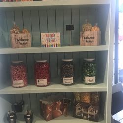 Popcorn Bar - Fun flavors and cute decorations