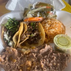 Taqueria Charro Viejo - Tacos de carne asada, frijoles y arroz jalapeño y zanahorias curtidas.