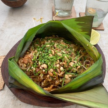 Restaurante Mezzanine - Pad Thai with chicken - Thai Near Me - Tulum, ROO Restaurante Mezzanine - Pad Thai with chicken - Thai Near Me - Tulum, ROO