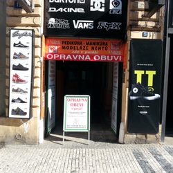 Opravna obuvi a kožené galanterie Strnad - Uvnitř pasáže je dílna...