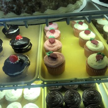 Federal Bake Shop - Boston Creme pie, strawberry, carrot and lemon cupcakes. Didn't try, probably a good idea not to. - Bakeries Near Me - Hixson, Tennessee