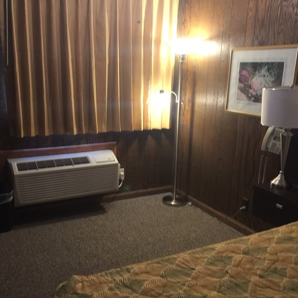 I-44 Hoods Motel - Where the recliner chair should be. Cough cough. - Hotels Near Me - Bois D Arc, Missouri