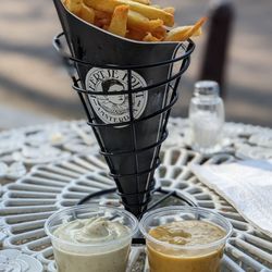 Heertje Friet - Small with basil mayo and joppi sauce