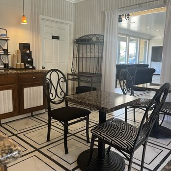 Kronborg Inn - Breakfast area - Hotels Near Me - Solvang, California Kronborg Inn - Breakfast area - Hotels Near Me - Solvang, California