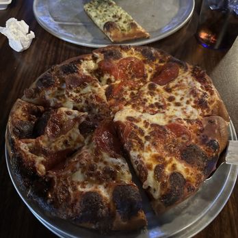 The Wolf Den Bar and Grill - Pepperoni pizza. My stomach is grumbling from looking at this pic and remembering. - Bars Near Me - Reno, Nevada