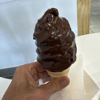 La Diperie - Salted Dark Chocolate Dip with Vanilla Soft Serve - Ice Cream & Frozen Yogurt Near Me - Winter Park, Florida La Diperie - Salted Dark Chocolate Dip with Vanilla Soft Serve - Ice Cream & Frozen Yogurt Near Me - Winter Park, Florida