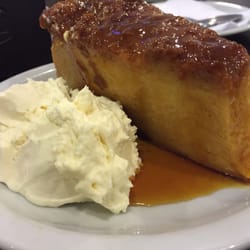 La Perla - Budín de pan. Y un plus de crema, sino de que otra manera se disfrutaría? Le perdonó la falta de pasas de uvas.