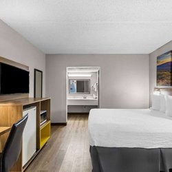 Days Inn by Wyndham Clayton - Guest room