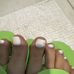 You can see that the polish was not applied evenly. I bumped my big toe but even without the gash it still looks awful. You can see that the polish was not applied evenly. I bumped my big toe but even without the gash it still looks awful.