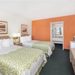 Days Inn by Wyndham Deming - Guest room