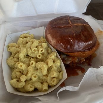 Evolve Modern Vegan Kitchen - chicken burger n mac n cheese - Pubs Near Me - Daytona Beach, Florida