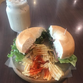 Moronas Café - Baguette de salmón con chai tea - Cafeteria Near Me - México, D.F., DIF