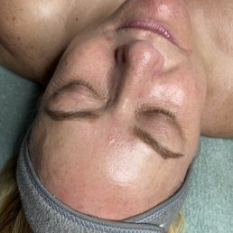Awesome first facial peel! Easy, breezy service from booking to leaving her spa. I'm 100% happy with how my skin looks. Glowing!