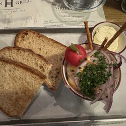 Hexengarten - Bread appetizet with two types of spread