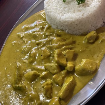 Curry Place - Green curry with chicken and a few bell peppers. - Indian Near Me - Wesley Chapel , North Carolina Curry Place - Green curry with chicken and a few bell peppers. - Indian Near Me - Wesley Chapel , North Carolina