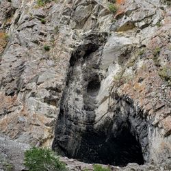 Mount Helena City Park - The fire cave on 1906 trail