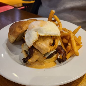 Coolidge Corner Clubhouse - Cheesburger with bacon and egg - Sports Bars Near Me - Brookline, Massachusetts