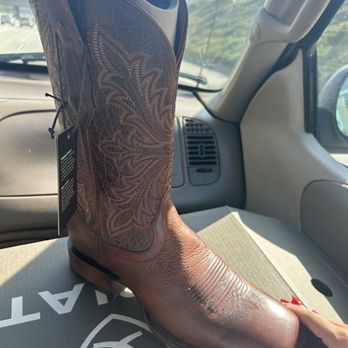 Ariat - Shoe Stores Near Me - Studio City, California