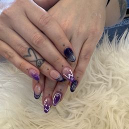 UW themed nails UW themed nails