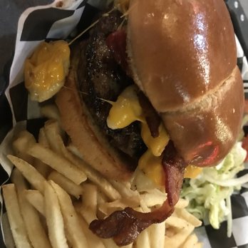 Soho Kitchen and Bar - Mac n Cheese Bacon Burger - American Near Me - Sioux City, Iowa Soho Kitchen and Bar - Mac n Cheese Bacon Burger - American Near Me - Sioux City, Iowa