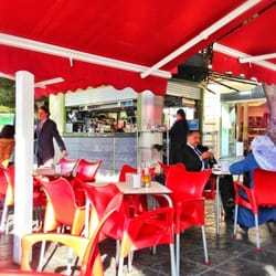 Kiosko Alhambra - Una tostada mixta en la terracita del centro de Almería. Al solillo.
