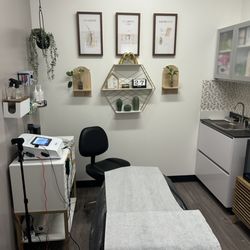 Electrolysis Group - Beautiful and clean work space