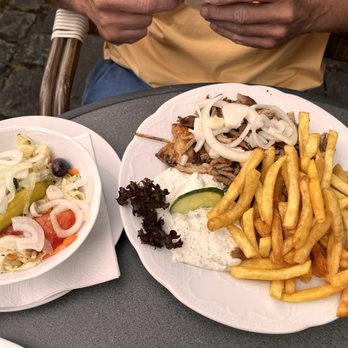 Restaurant Bierteufel - Suflaki mit Pommes und Salat - Greek Near Me - Markt Indersdorf, BY Restaurant Bierteufel - Suflaki mit Pommes und Salat - Greek Near Me - Markt Indersdorf, BY