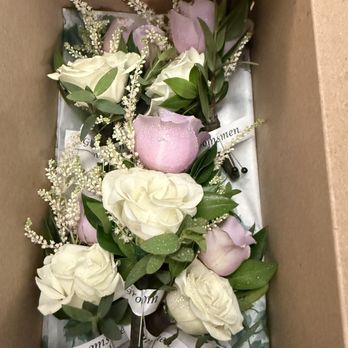 Shamrock Garden Florist - Boutonnières - Florists Near Me - Lombard, Illinois Shamrock Garden Florist - Boutonnières - Florists Near Me - Lombard, Illinois