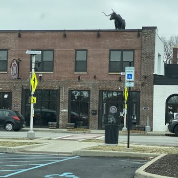 Shale Creek Brewing - The building from the outside! Find the steer! - Breweries Near Me - Franklin, Indiana